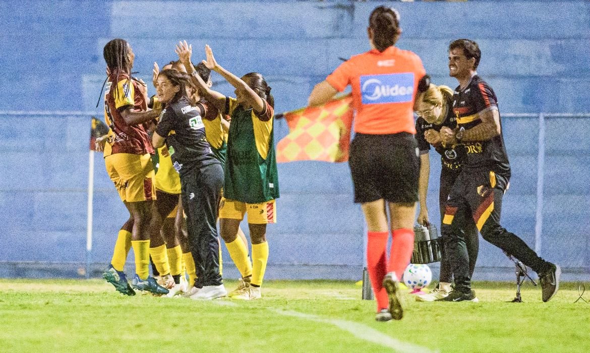 Planalto aproveita expulsão e vence na semifinal