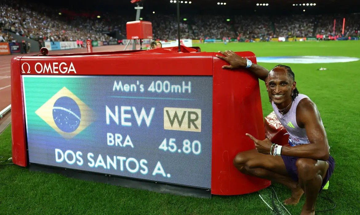 Alison dos Santos vence com 45s80