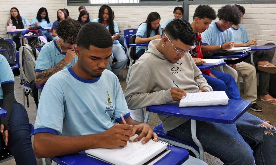 Frequência escolar é essencial no Pé-de-Meia