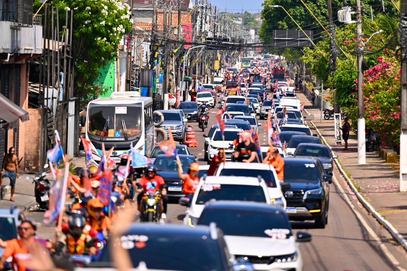 Carreata com David Almeida passa por Compensa, Parque 10 e Flores