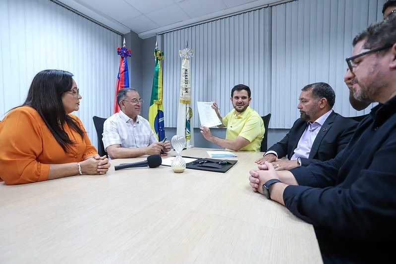 Manaus sanciona lei com reajuste para o Mais Médicos