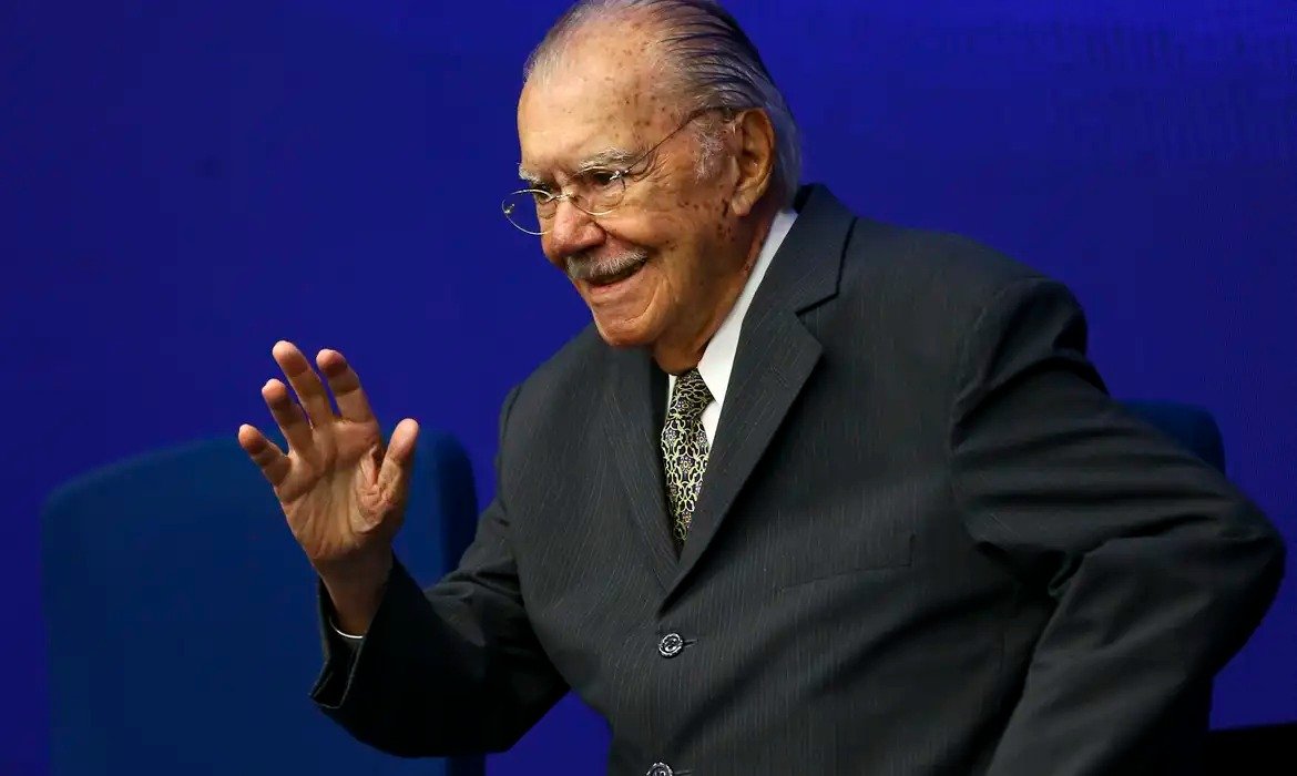 Sarney é hospitalizado em SP para continuar tratamento